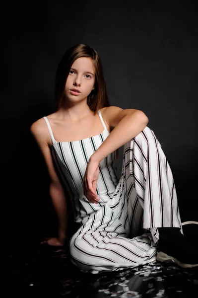 Mode-Bild von schönen Mädchen trägt schwarz-weiße Kleidung — Stockfoto