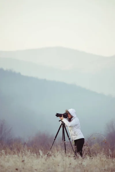 Kamera ve tripod açık manzara pic alarak fotoğrafçı — Stok fotoğraf