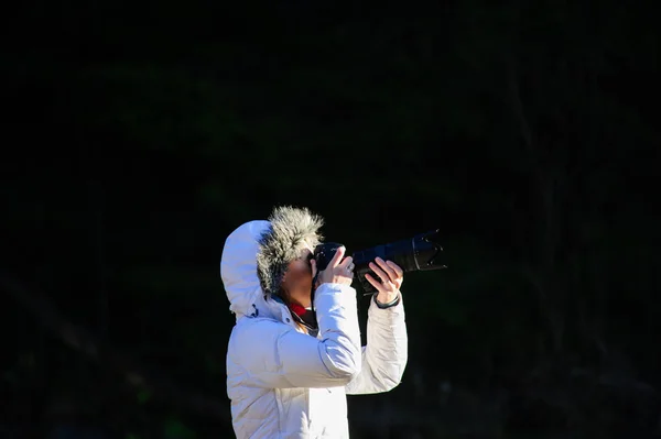 Fotografo con macchina fotografica all'aperto scattare foto di paesaggio — Foto Stock