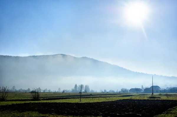 Soleado paisaje otoñal en las montañas —  Fotos de Stock