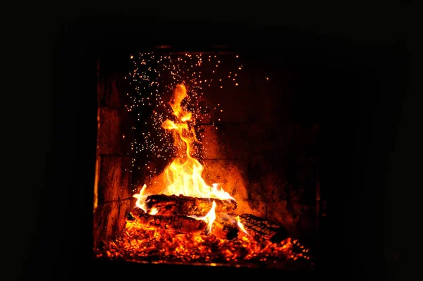 Tutup tembakan dari kayu bakar di perapian — Stok Foto