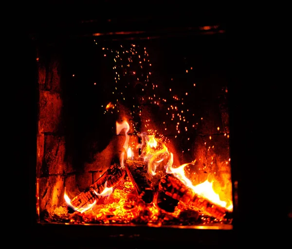 Primer plano de la quema de leña en la chimenea — Foto de Stock