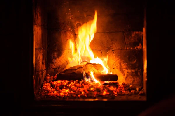 Close up tiro de lenha em chamas na lareira — Fotografia de Stock