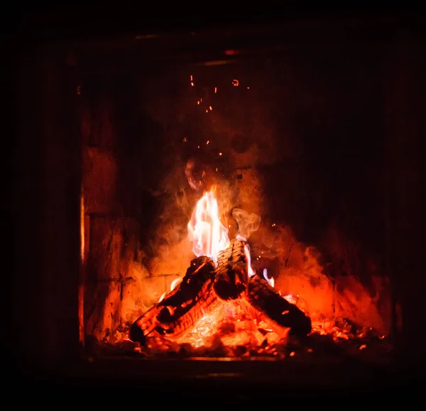 Nahaufnahme von brennendem Brennholz im Kamin — Stockfoto