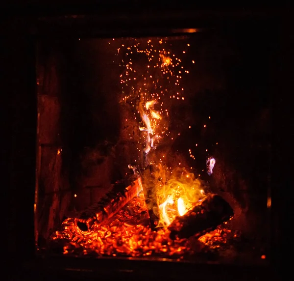 Close up shot of burning firewood in the fireplace — Stock Photo, Image