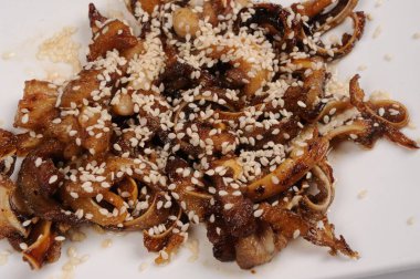 Üzerinde farklı yemekler olan bir masa.