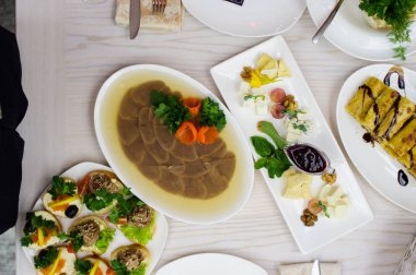 Üzerinde farklı yemekler olan bir masa.