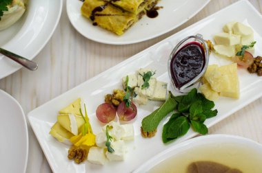 Üzerinde farklı yemekler olan bir masa.