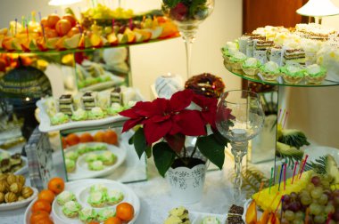 Renkli pastalar ve taze meyveli tatlılar.