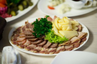 Üzerinde farklı yemekler olan bir masa.