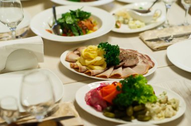 Masada bir sürü yemek var.