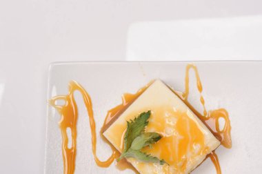 Renkli pastalar ve taze meyveli tatlılar.