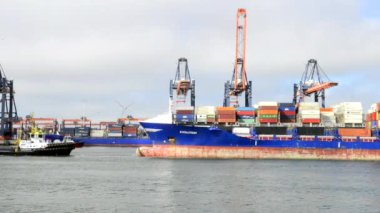 Liman vinçleri ve gemilerde su ile. 