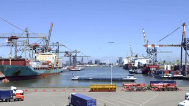 Yoğun taşıma taşıma ile meşgul seaport.