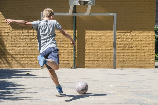 Jongen Schoppen Bal Richting Straat Voetbalveld — Stockfoto