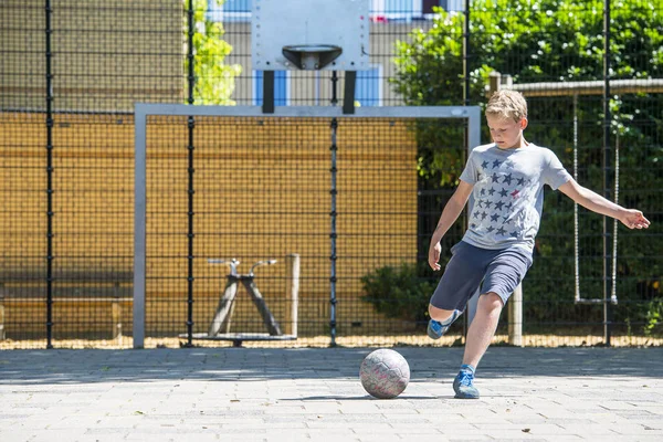 Мальчик Забивает Мяч Уличном Футбольном Поле Пытается Забить Гол Стоковое Фото