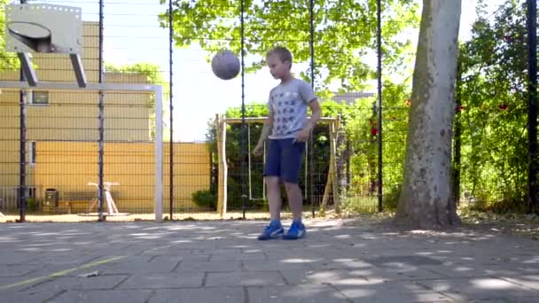 Rijswijk Pays Bas Juin 2018 Jeune Enfant Frappe Ballon Court — Video