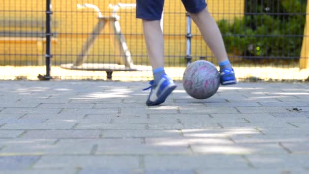 Rijswijk Nederländerna Juni 2018 Fötter Ett Litet Barn Dribblande Med — Stockvideo