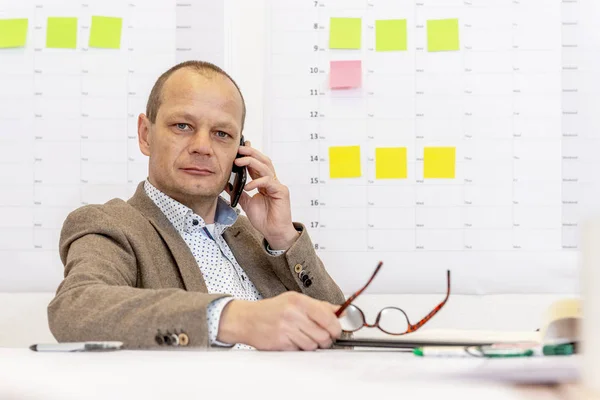 Contracting Managing Partner Phone Desk Holding His Reading Glasses Planning — Stock Photo, Image
