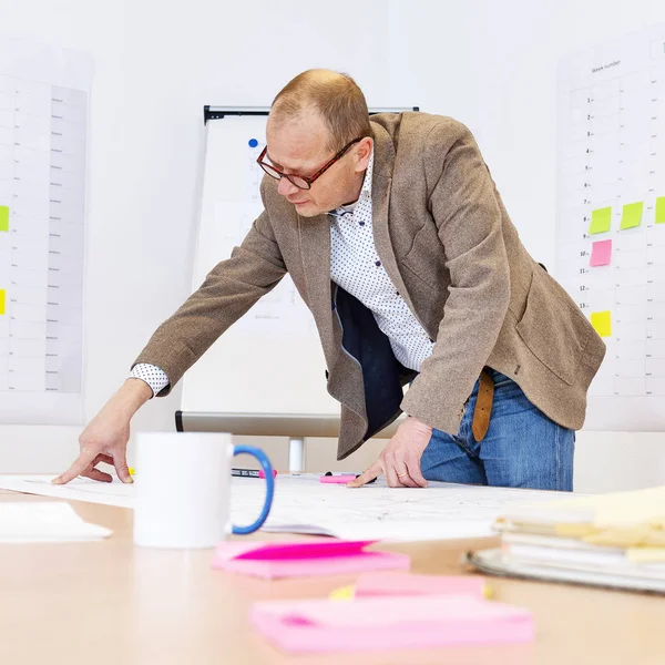 Technical Manager Checking Technical Drawings Planboard Sticky Notes Whiteboard Background — Stock Photo, Image