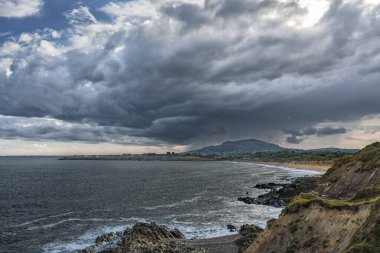 İrlanda kıyı koyunu kumlu plajlar, uçurumlar, burunlar, dramatik bulutlar,