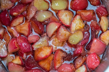 Şuruplu doğranmış elmaların genel görünümü, doğal meyve dokularıyla ev yapımı reçel hazırlama