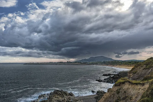 İrlanda kıyı koyunu kumlu plajlar, uçurumlar, burunlar, dramatik bulutlar,
