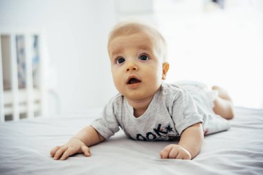 Bebek Çocuk yatağa karın vakit geçiriyor