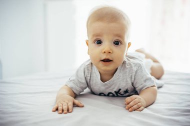 Bebek Çocuk yatağa karın vakit geçiriyor