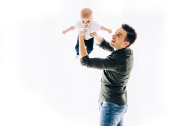 Mutlu baba oğulu oynayan bebek çocuk