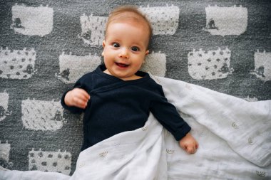 Bir battaniye şirin komik küçük çocuğa