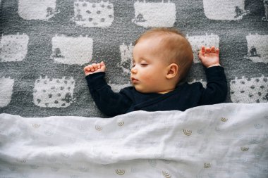 Uyuyan sevimli küçük oğlu