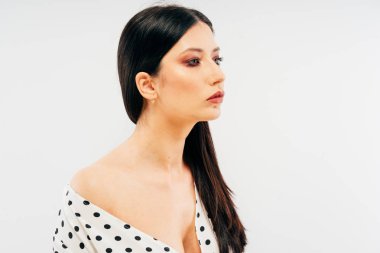 beyaz arka plan karşı stüdyoda güzel esmer kadın model portresi