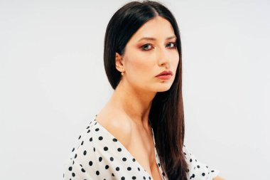 beyaz arka plan karşı stüdyoda güzel esmer kadın model portresi