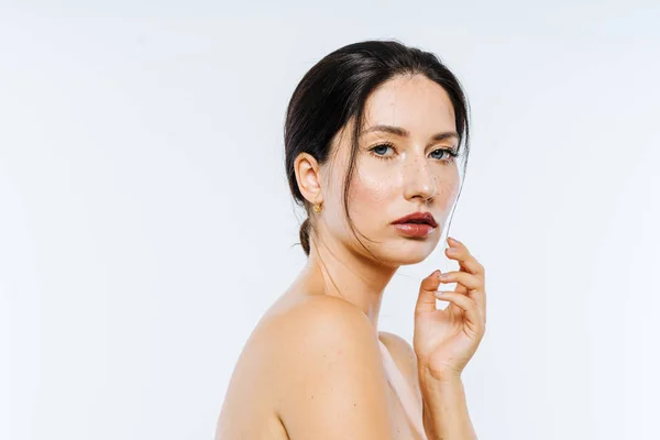 Çiller Mavi Gözlü Güzel Esmer Kadın Modeli Portresi — Stok fotoğraf