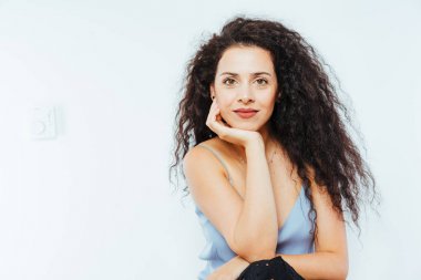 Kıvırcık saçlı Genç Güzel modelin portresi