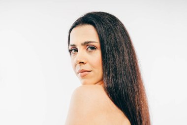 Stüdyoda poz veren taze tenli ve uzun saçlı güzel esmer kadın model. 