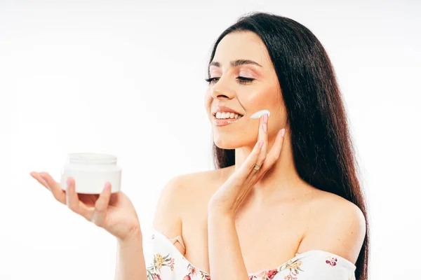 Retrato Bela Jovem Com Pele Fresca Aplicando Creme Hidratante — Fotografia de Stock