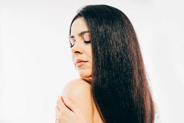 Hermosa Modelo Mujer Morena Con Piel Fresca Cabello Largo Posando —  Fotos de Stock