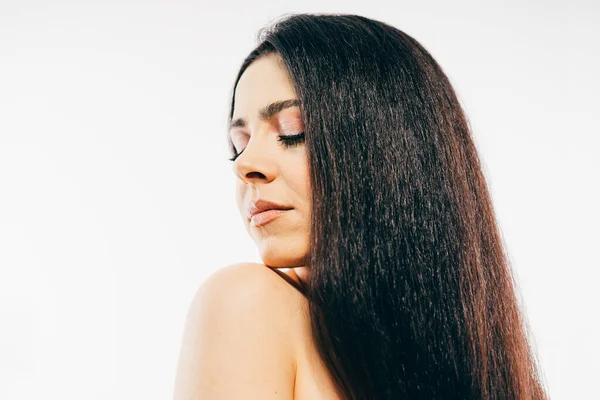 Stüdyoda Poz Veren Taze Tenli Uzun Saçlı Güzel Esmer Kadın — Stok fotoğraf