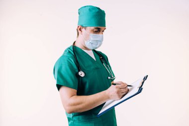 Stüdyoda poz veren üniformalı genç bir doktor.