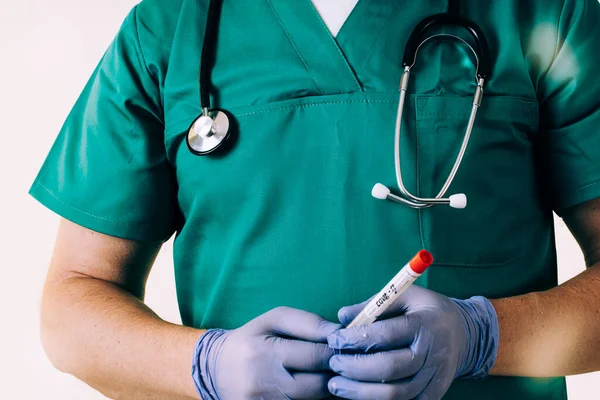 Médico Sexo Masculino Uniforme Segurando Tubo Ensaio Covid Pandemia — Fotografia de Stock