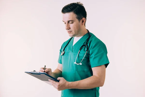 Jovem Médico Masculino Uniforme Posando Estúdio — Fotografia de Stock