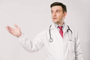 Stüdyoda poz veren üniformalı genç doktor.