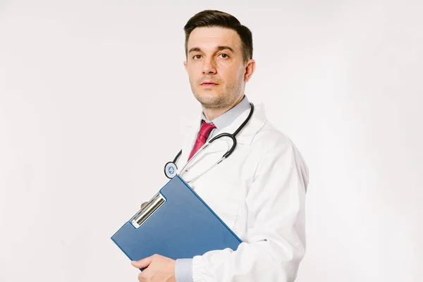 Mladý Muž Lékař Uniformě Pózování Studiu — Stock fotografie
