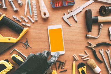 Handyperson akıllı telefon app ile boş perde. Cep telefonu elinde tutan tamirci. Bakım çalışmaları uygulama veya iş hizmet iletisi, en iyi görünüm için alan kopyalama