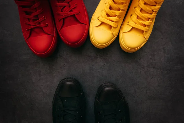 青年对峙的概念形象 穿着彩色运动鞋的年轻人面对穿着黑色休闲鞋的人 — 图库照片