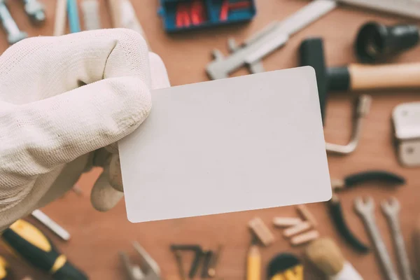 Cartão Comercial Branco Trabalhador Maintenance Como Espaço Cópia Sobre Mesa — Fotografia de Stock
