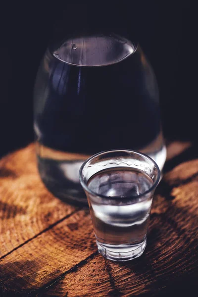 Bebida Forte Álcool Garrafa Com Vidro Tiro Atmosfera Retro Tonificada — Fotografia de Stock