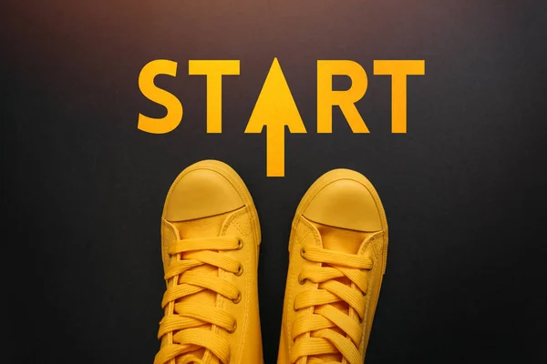 Állt Start Fogalmi Kép Személy Sárga Cipők Felülnézet — Stock Fotó